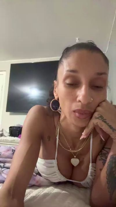 Alexi_Valentine live from United States