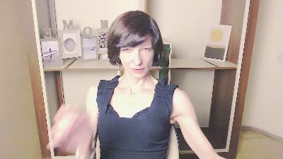 AngelinaLess_ live from United States