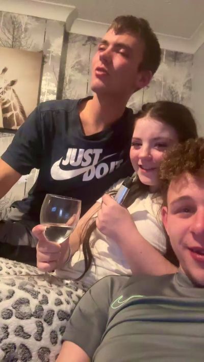 ronron561 live from United Kingdom